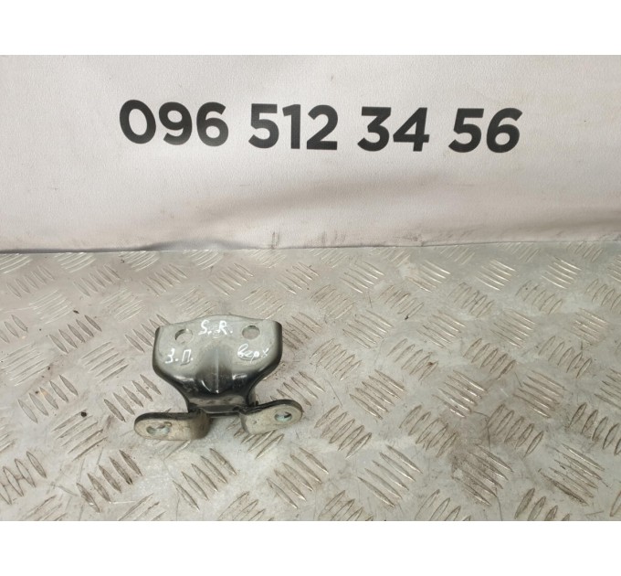 Петля дверей задньої правої верхня Hyundai Santa Fe (2006-2012) 793402B000