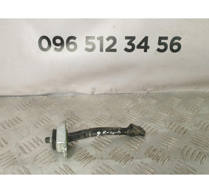 обмежувач двері передньої лівої Hyundai Santa Fe (2006-2012) 793802B000