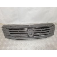 Решетка радиатора renault logan 8200752748