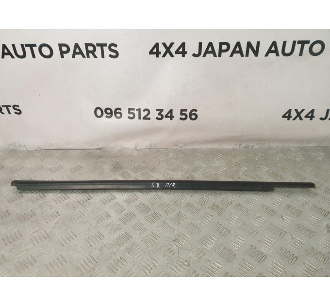 молдинг скла двері передній правий Hyundai Santa Fe (2006-2012) 822202B000
