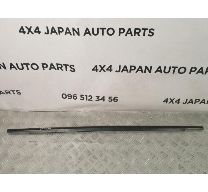 молдинг скла двері задній лівий Hyundai Santa Fe (2006-2012) 832102B000