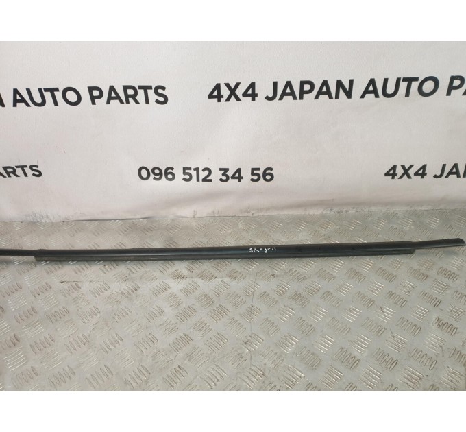 молдинг скла двері задній правий Hyundai Santa Fe (2006-2012) 832202B000