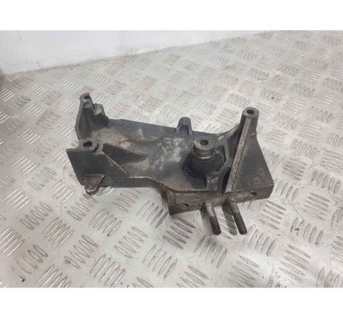 Кронштейн подушки двигуна правий на блоці Hyundai TUCSON (2004-2010) 2167027001