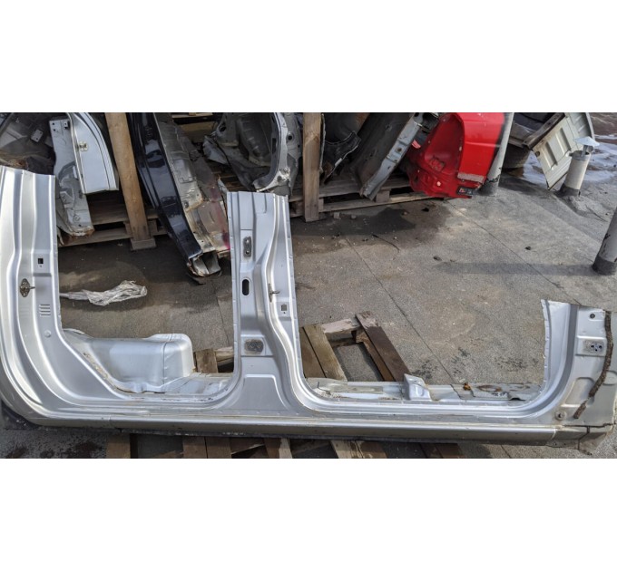 Поріг правий 76022JR230 Nissan Navara D40 2005-2012