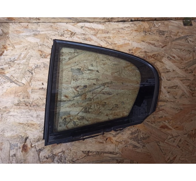 Форточка (глухое стекло) задняя левая  BMW F30 2012-2019 51357269553