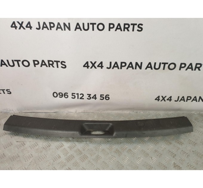 накладка замка багажного відділення Hyundai Santa Fe (2006-2012) 857702B000HZ