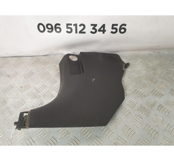 обшивка передньої стійки нижня ліва Hyundai Santa Fe (2006-2012) 858232B000