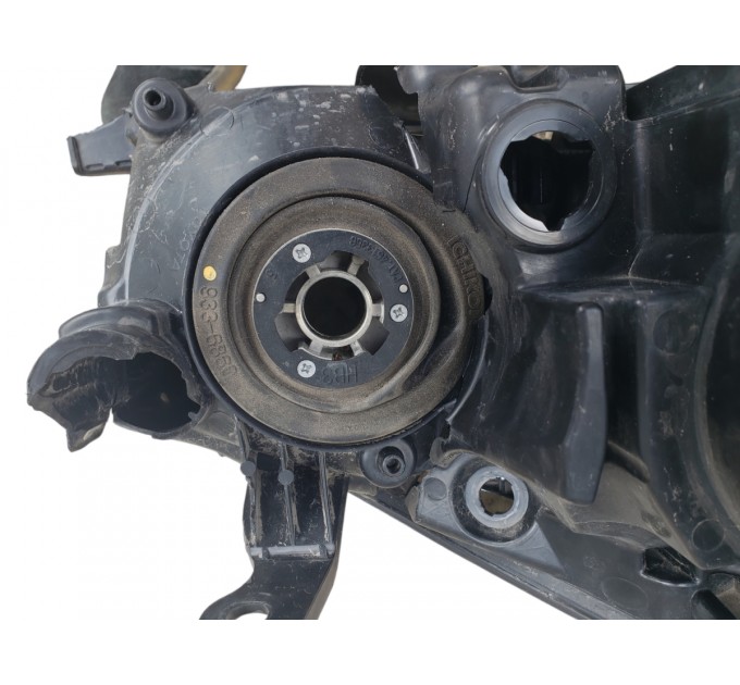 ПРАВА ПЕРЕДНЯ ФАРА З ДЕФЕКТОМ TOYOTA RAV4 3 2008-2010 8117042400