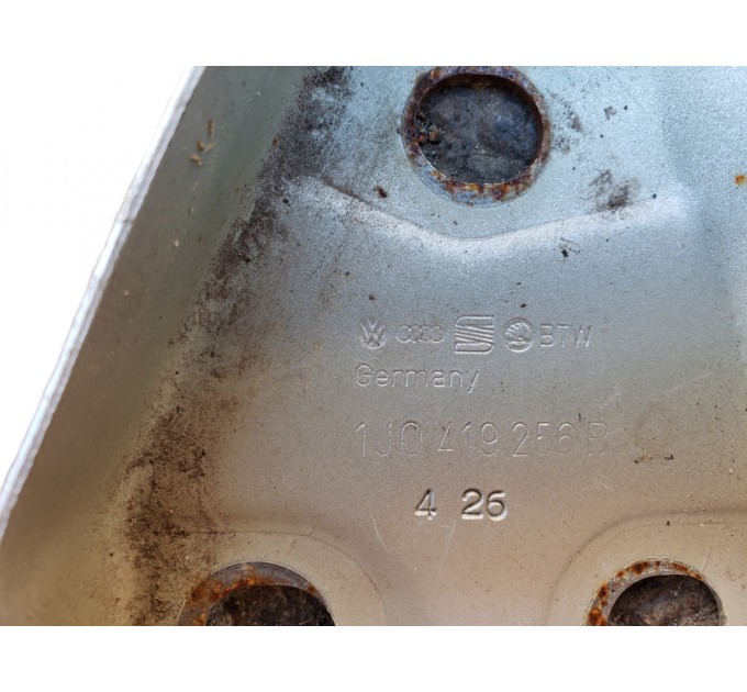 Кронштейн поперечины рулевой колонки правый volkswagen golf 4 1997-2004  1J0419256B
