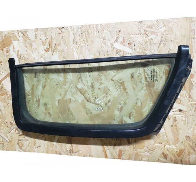 Глухое стекло двери задней правой Nisssan Navara 2005-2012 82262EB300