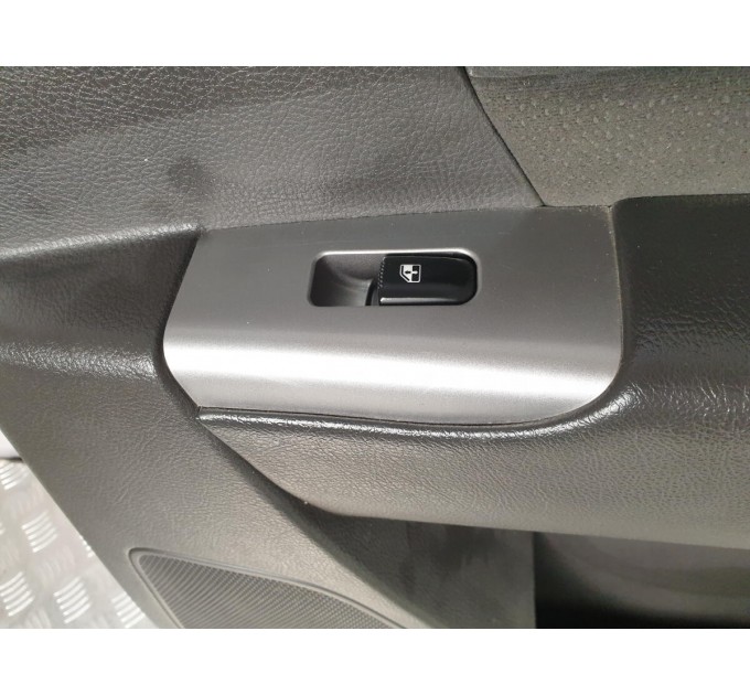 накладка кнопки склопідйомника двері задньої правої Hyundai Santa Fe (2006-2012) 935822B500BS