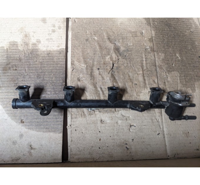Топливная рейка Ford Fiesta 1.3 2002-2008 1543177