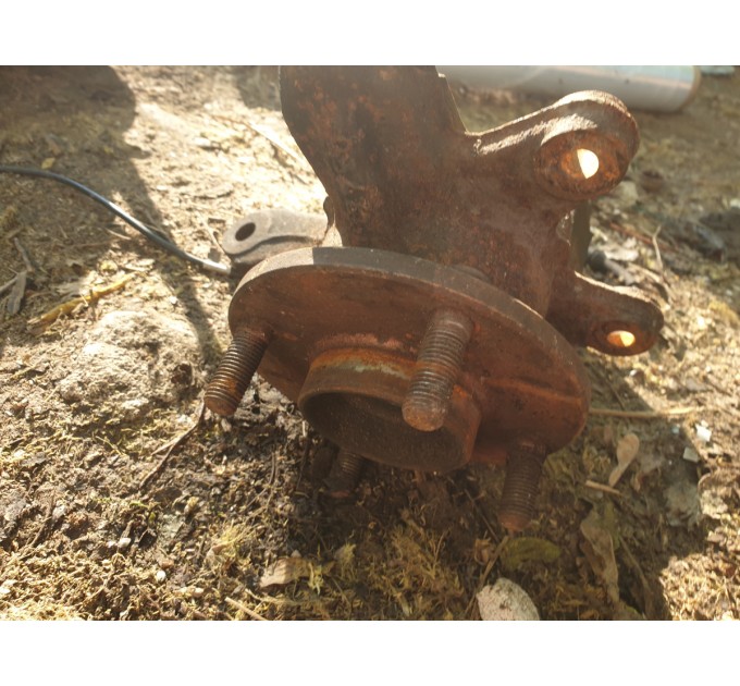 Цапфа передняя левая Ford Fiesta MK5 1.3 2002-2008 1479001