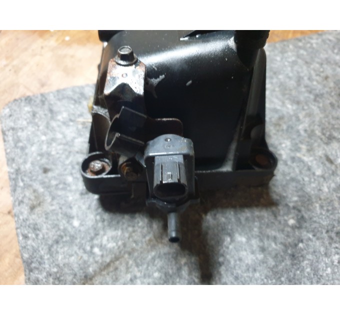 Клапанная крышка маленький дефект Ford Fiesta MK5 1.3 2002-2008 1691446