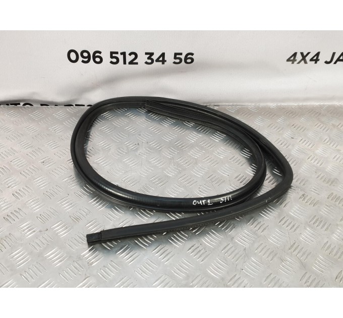 Уплотнитель дверного проема ЗП Mitsubishi outlander 2,4 (2003-2008) MR487170