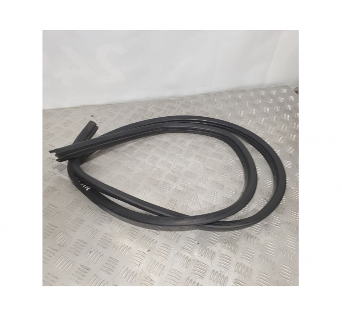 Ущільнювач передніх правих дверей Nissan Almera N16 2000-2006 80830BM615