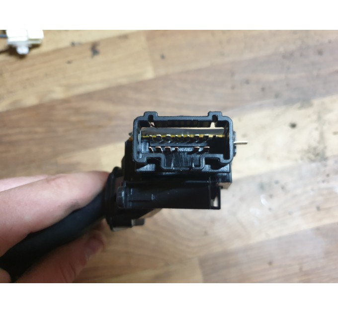 Подрулевой переключатель правый Subaru Forester SH 2.0d 2008-2013 83114AG031