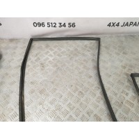 уплотнитель стекла двери задней правый TOYOTA Rav 4 2.0d d4d (2000-2006) 6814242021