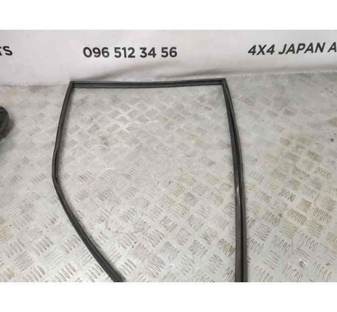 ущільнювач скла двері задньої лівої TOYOTA Rav 4 2.0d d4d (2000-2006) 6815242021