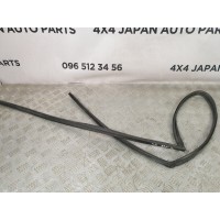 уплотнитель стекла двери передней левой Toyota RAV 4 2.2 D4D (2006-2012) 6815142090