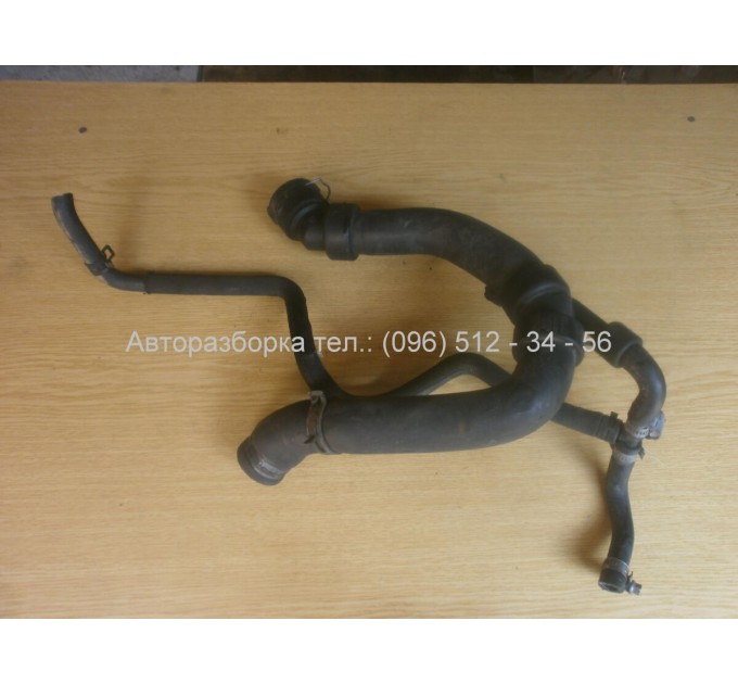 Шланг (патрубок) радиатора охлаждения верхний VW PASSAT B5 PLUS (1998-2005) 8D0121101AB