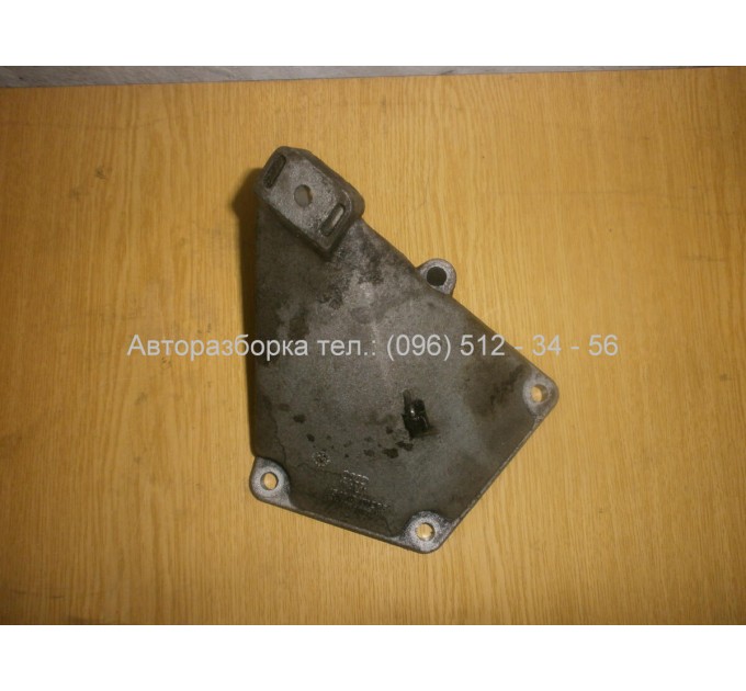 Кронштейн подушки двигуна правий VW PASSAT B5 PLUS (1998-2005) 8E0199352